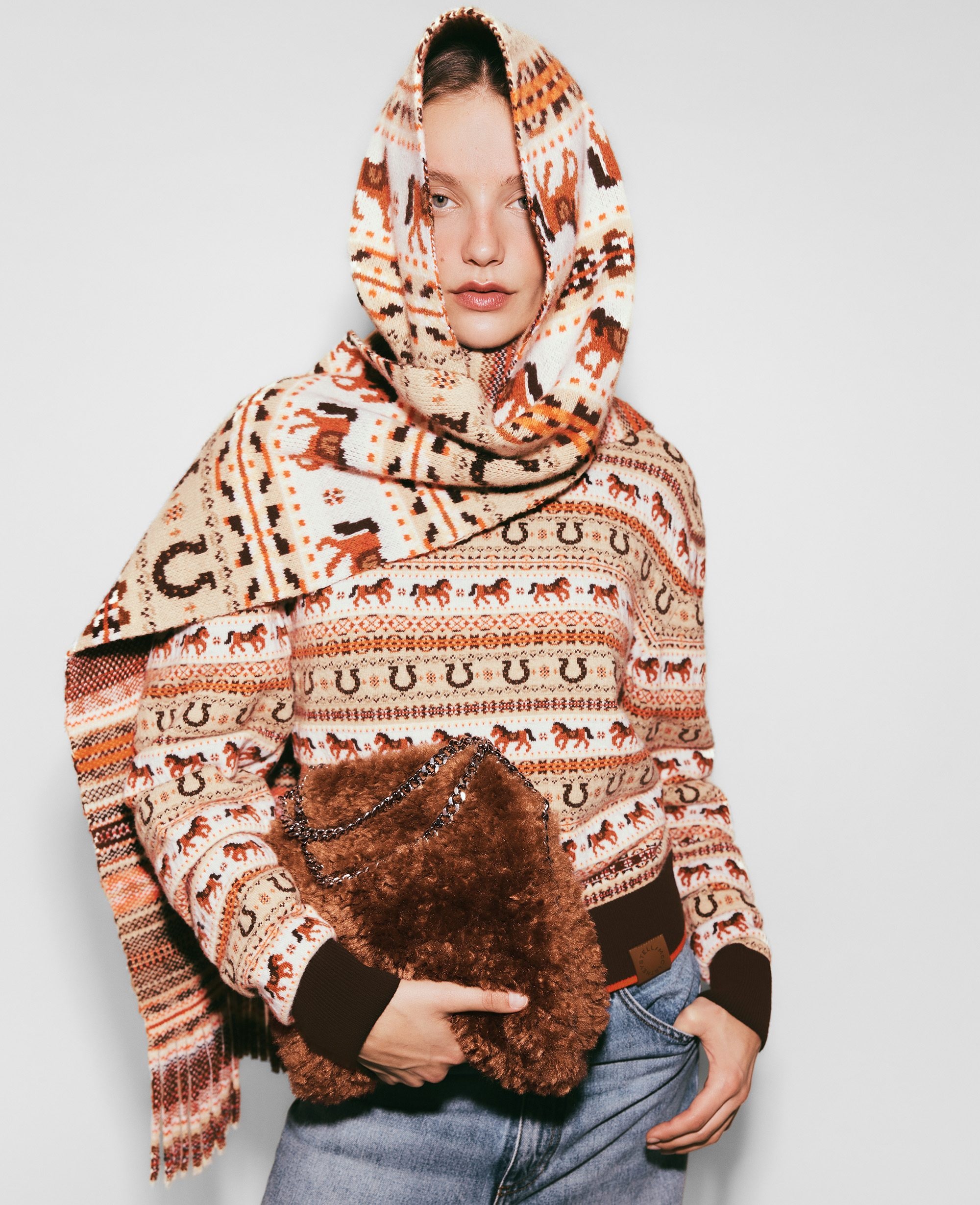 Una sciarpa Stella McCartney indossata come cappuccio