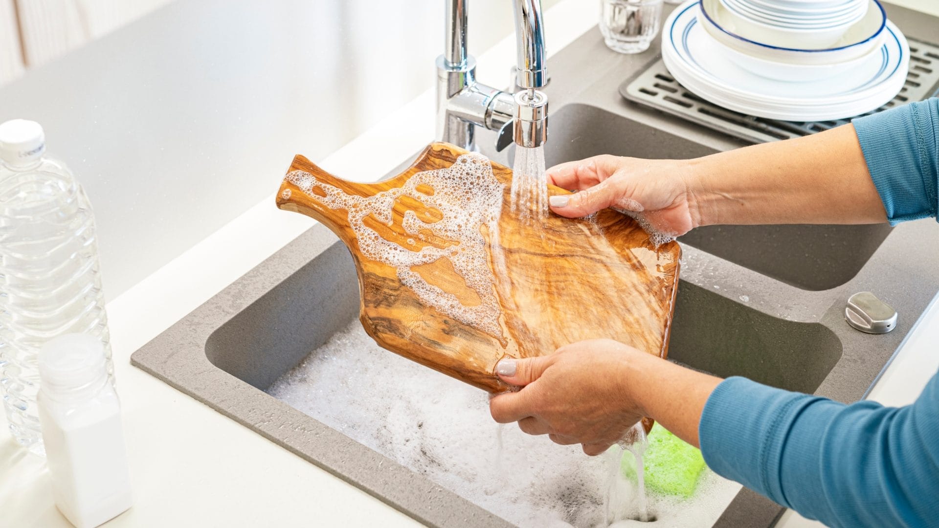 Tagliere in legno o in plastica? Il microbiologo spiega come lavarli e i rischi di un uso scorretto