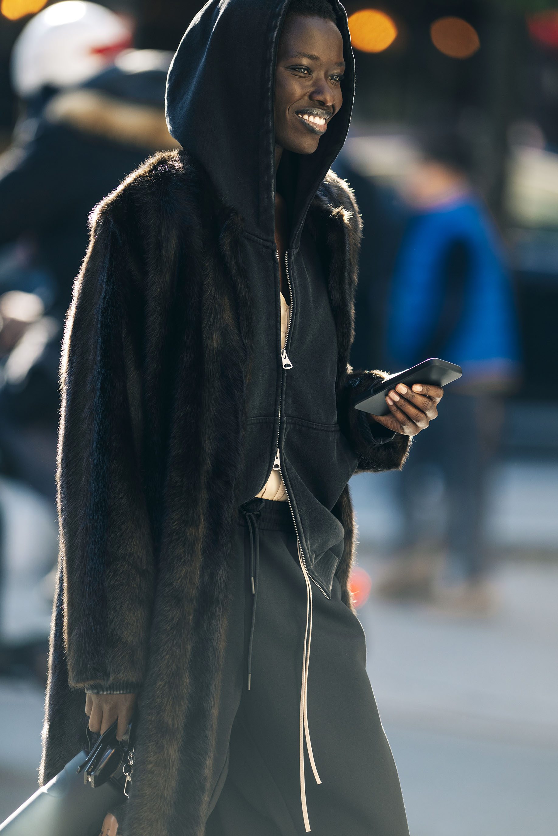 Awar Odhiang con un look hoodie di H&M Studio