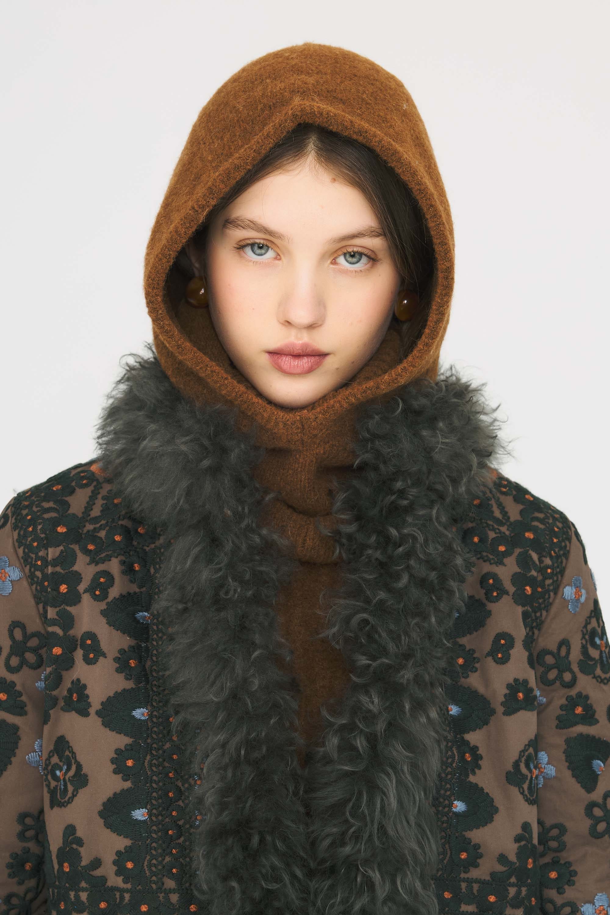 Un copricapo cappuccio in maglia di Antik Batik