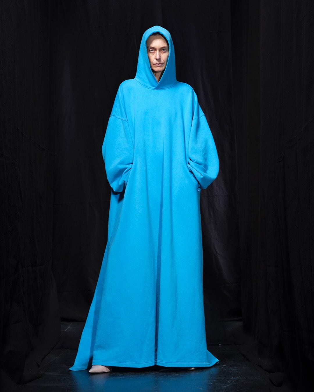 L’abito felpa della collezione invernale di Balenciaga