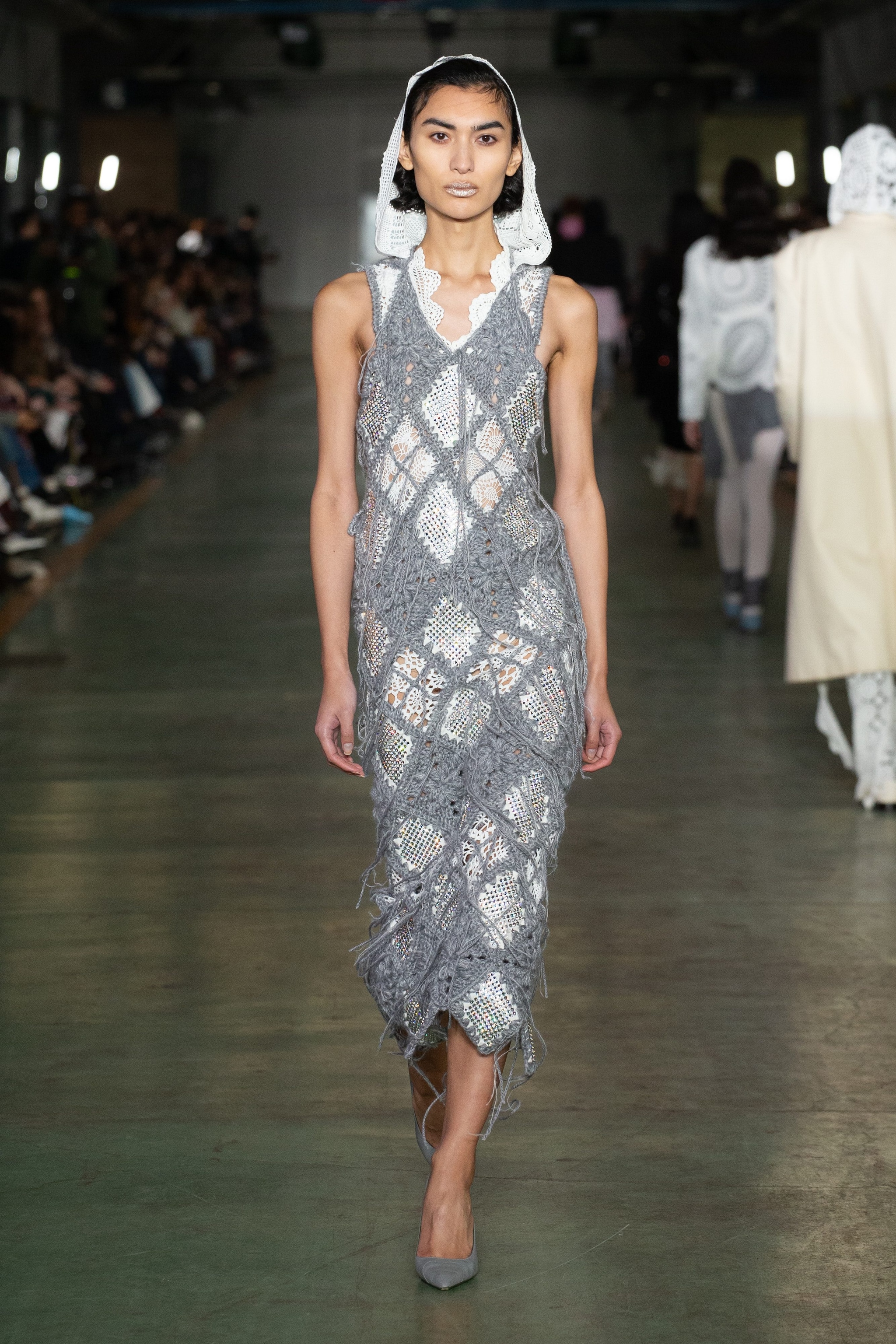 Abito crochet con cappuccio Marco Rambaldi