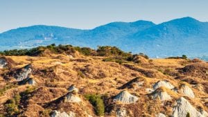 Sembra di passeggiare sulla Luna, ma è l'Italia: dove si trova il paesaggio surreale
