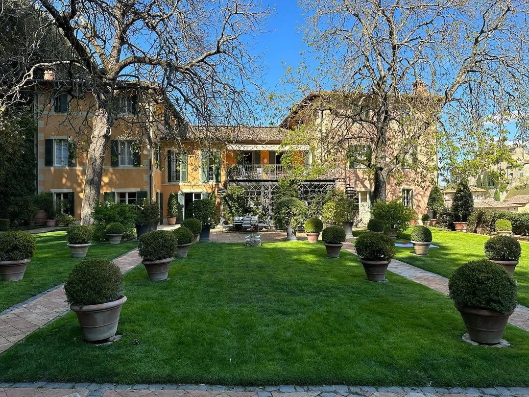 Veduta della villa in Toscana, dal profilo Instagram @giancarlogiammetti