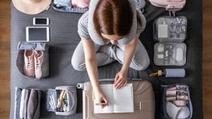 Il trucco per far entrare in valigia tutto il necessario per due settimane di vacanza
