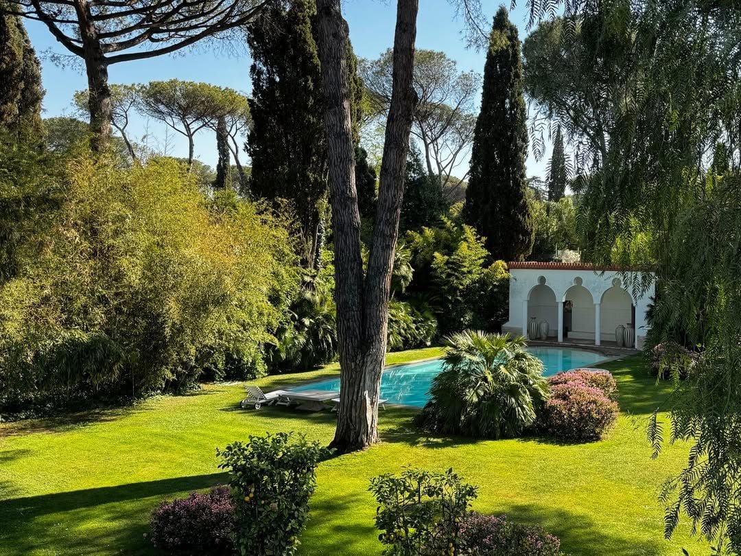 La piscina nella residenza romana dal profilo Instagram @giancarlogiammetti