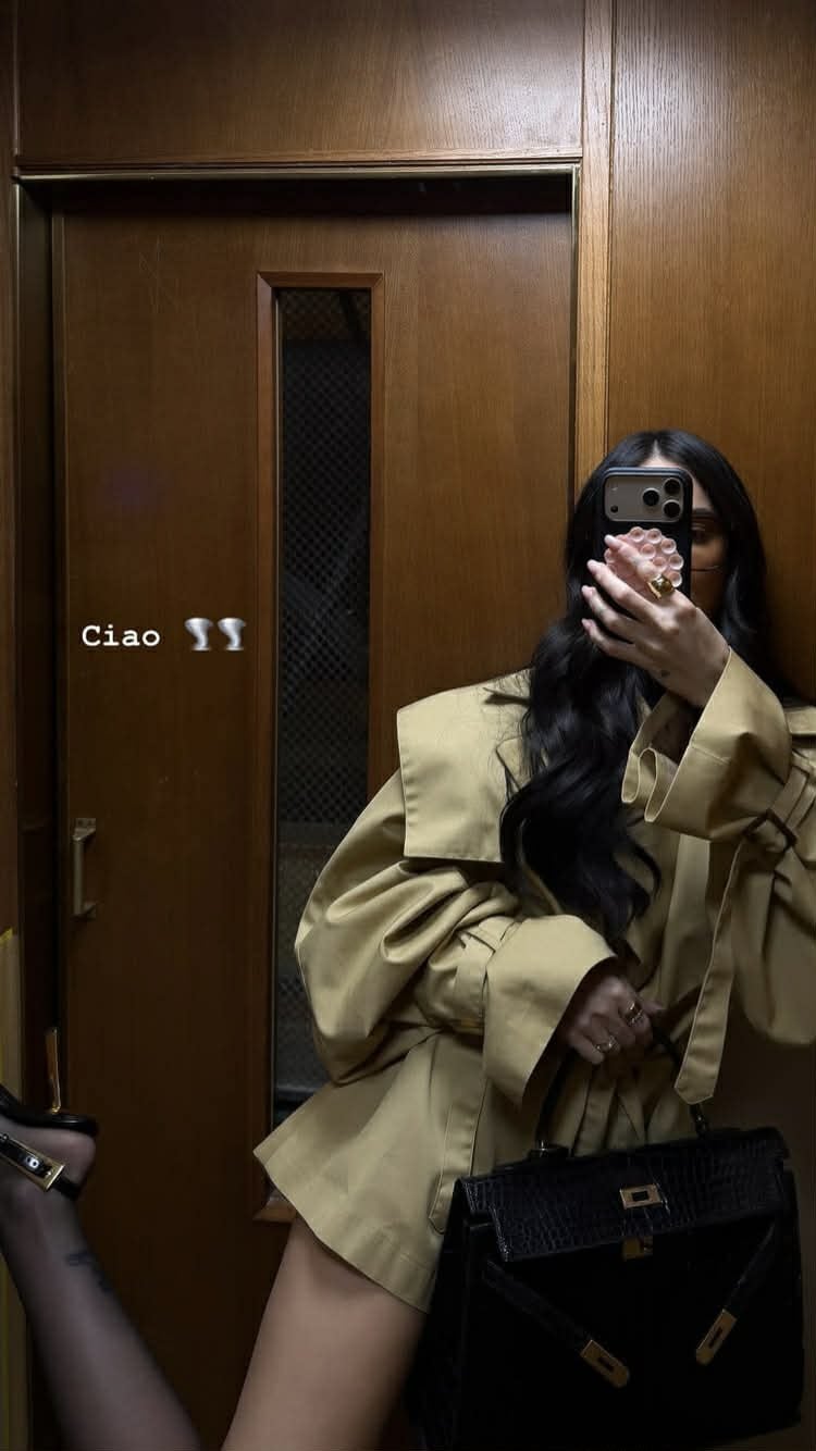 Giulia De Lellis con i gambaletti a vista