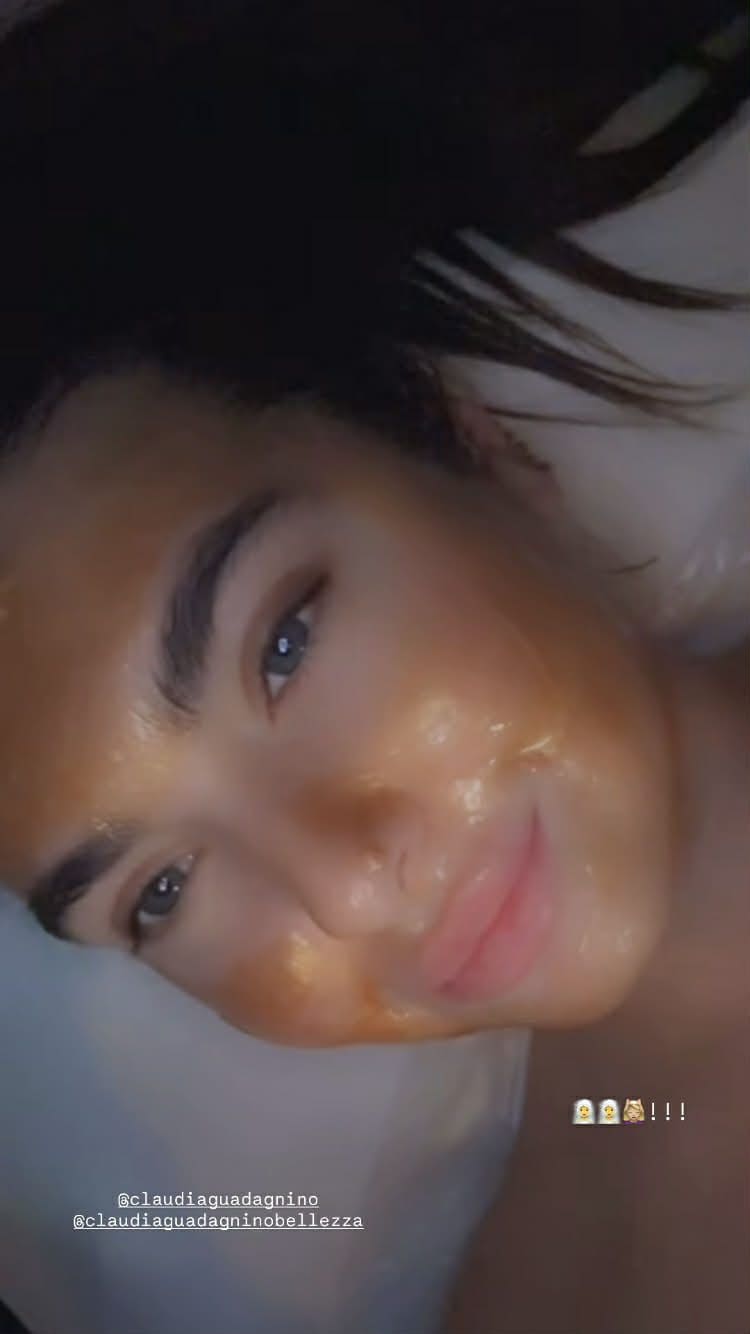 Chanel Totti con la maschera gold