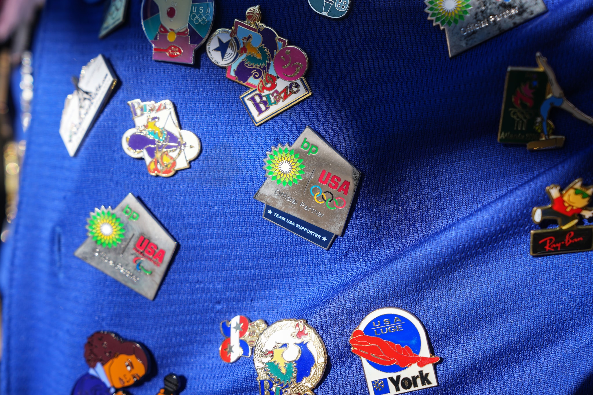 Una collezione di spille di Milano–Cortina 2026