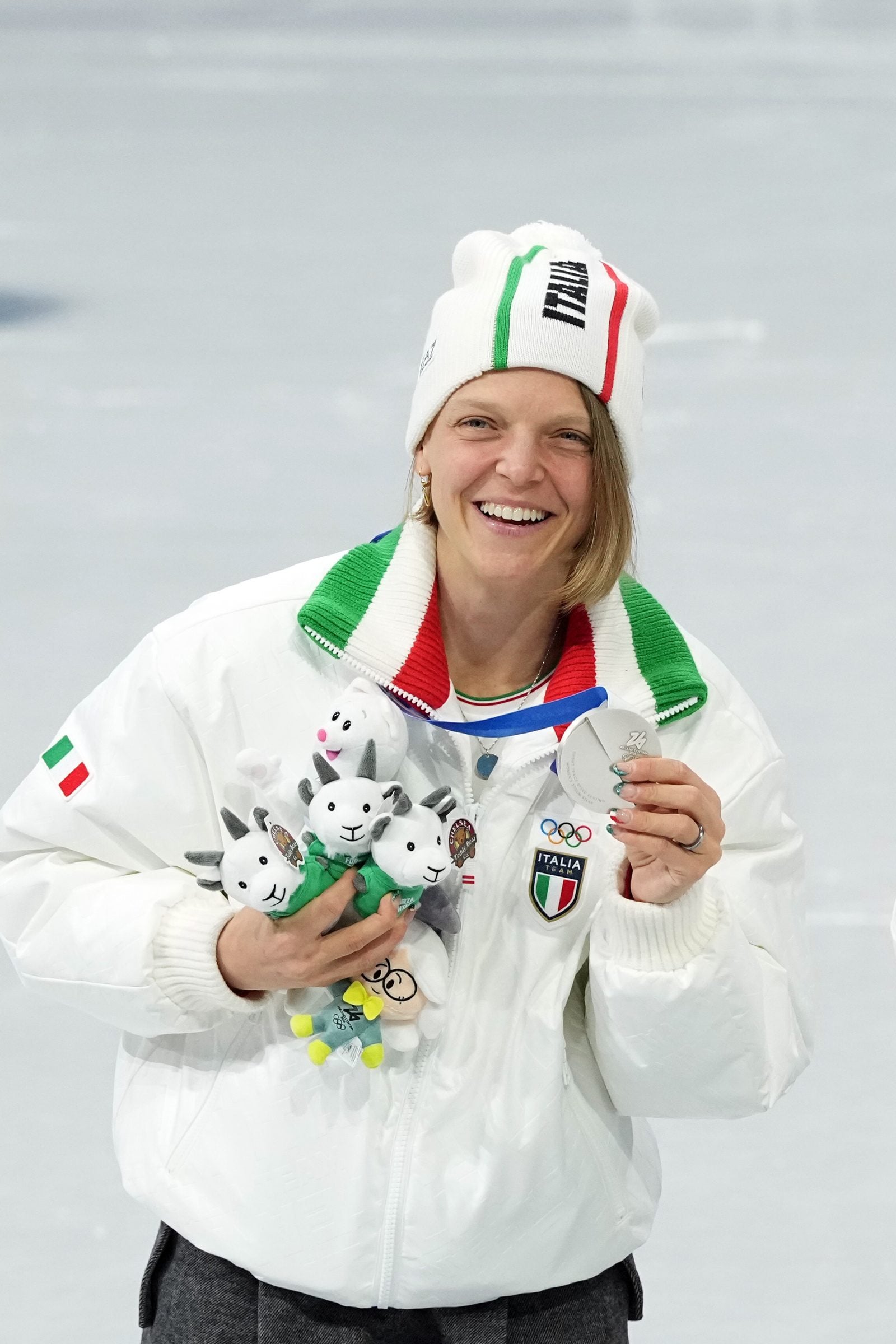 Arianna Fontana con diversi pupazzetti delle Olimpiadi