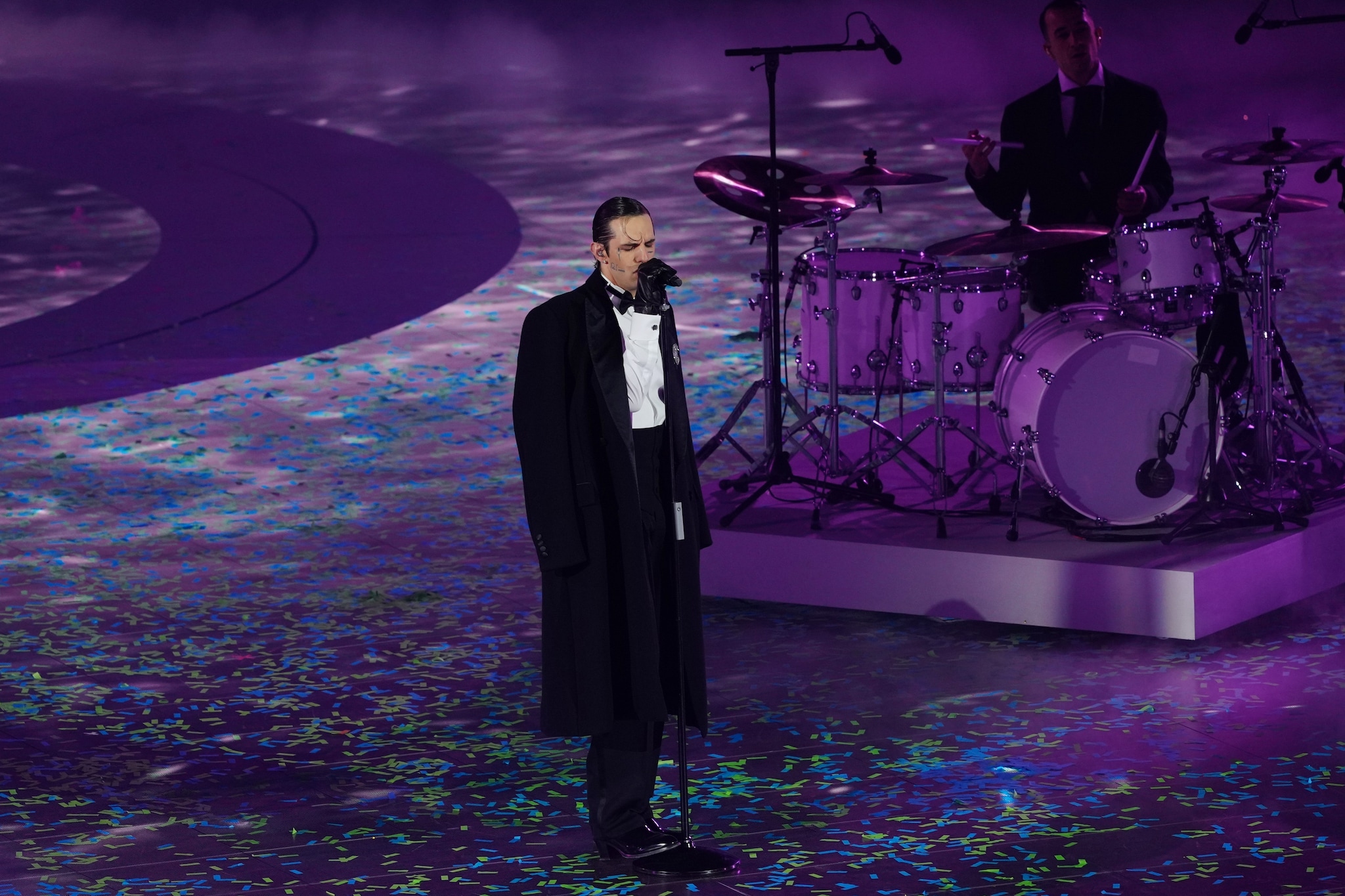 Achille Lauro mentre canta Incoscienti giovani