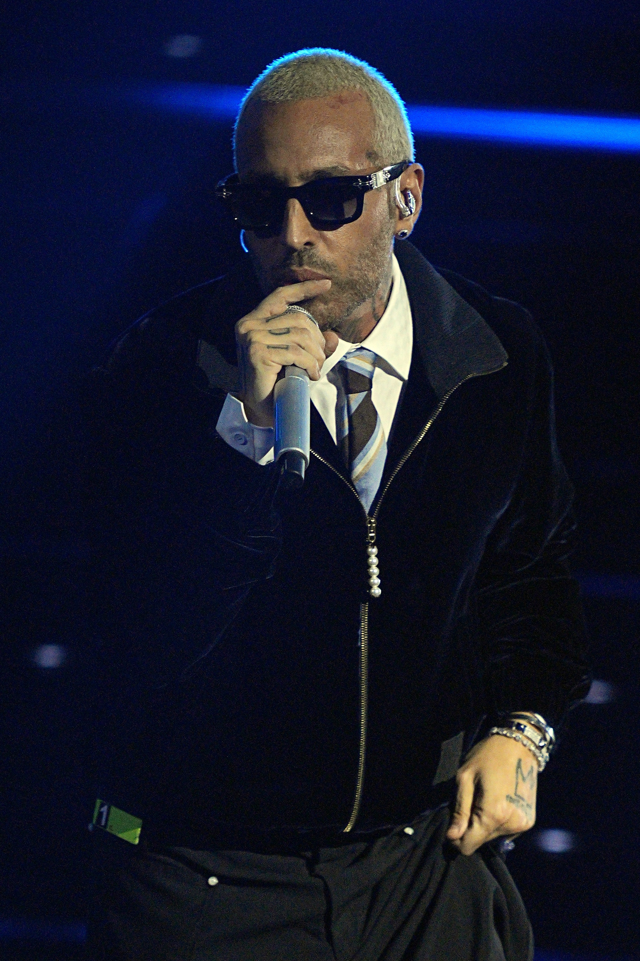 Gli occhiali con il logo coperto