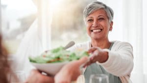 Cosa mangiare dopo i 50 anni? Il medico "Le proteine sono fondamentali: almeno 20-25 grammi per pasto"