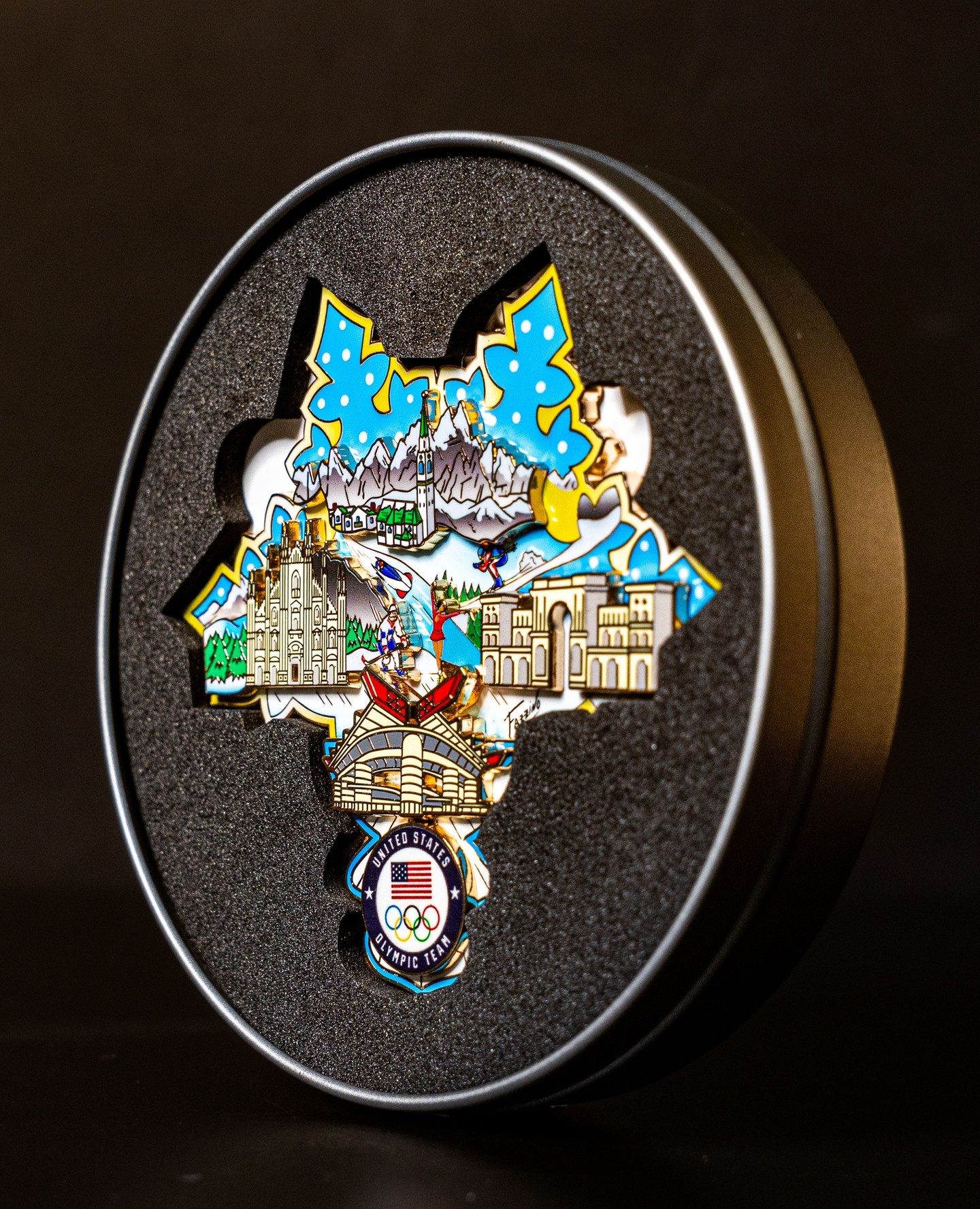 La spilla firmata da Charles Fazzino