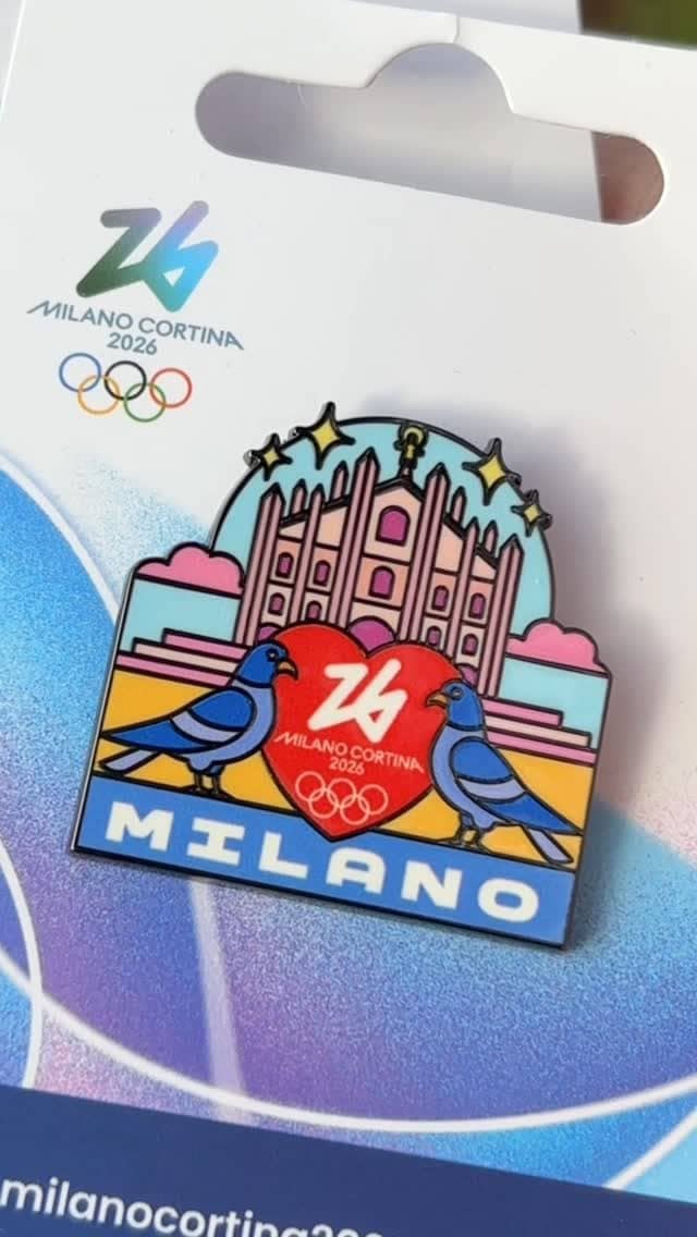 Una delle spille di Milano Cortina