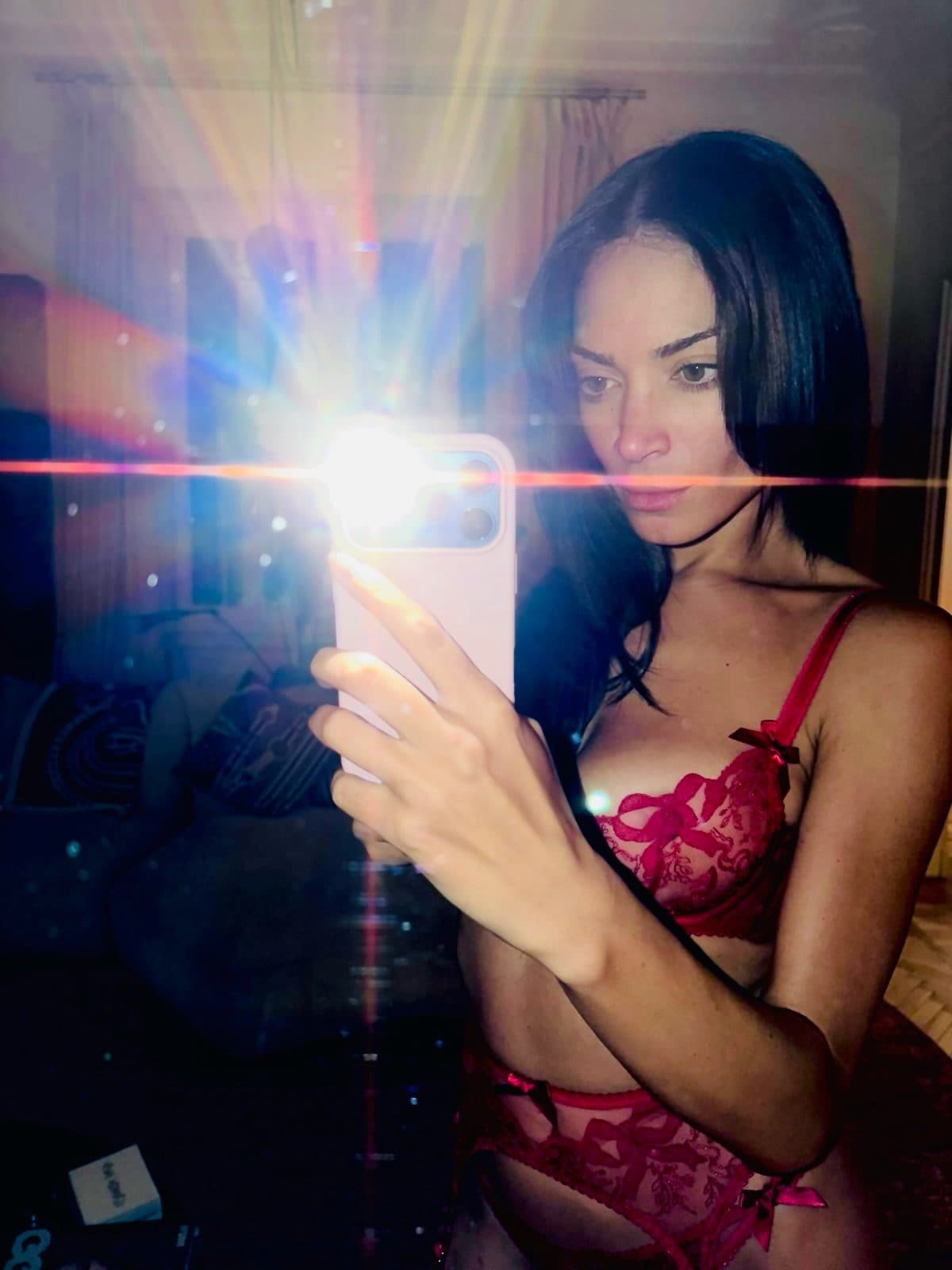 Il selfie in intimo di Elodie