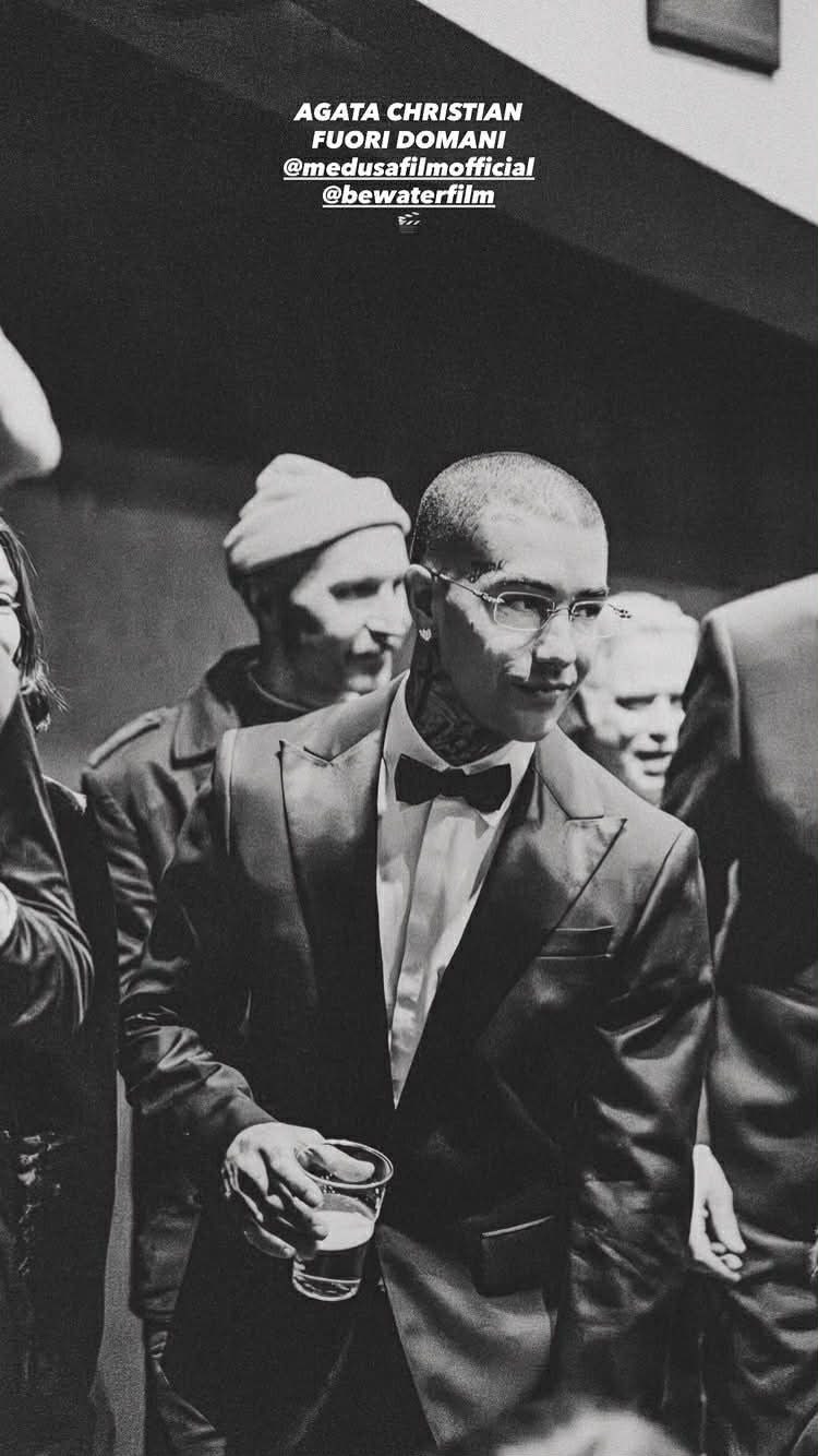 Tony Effe con gli occhiali nude