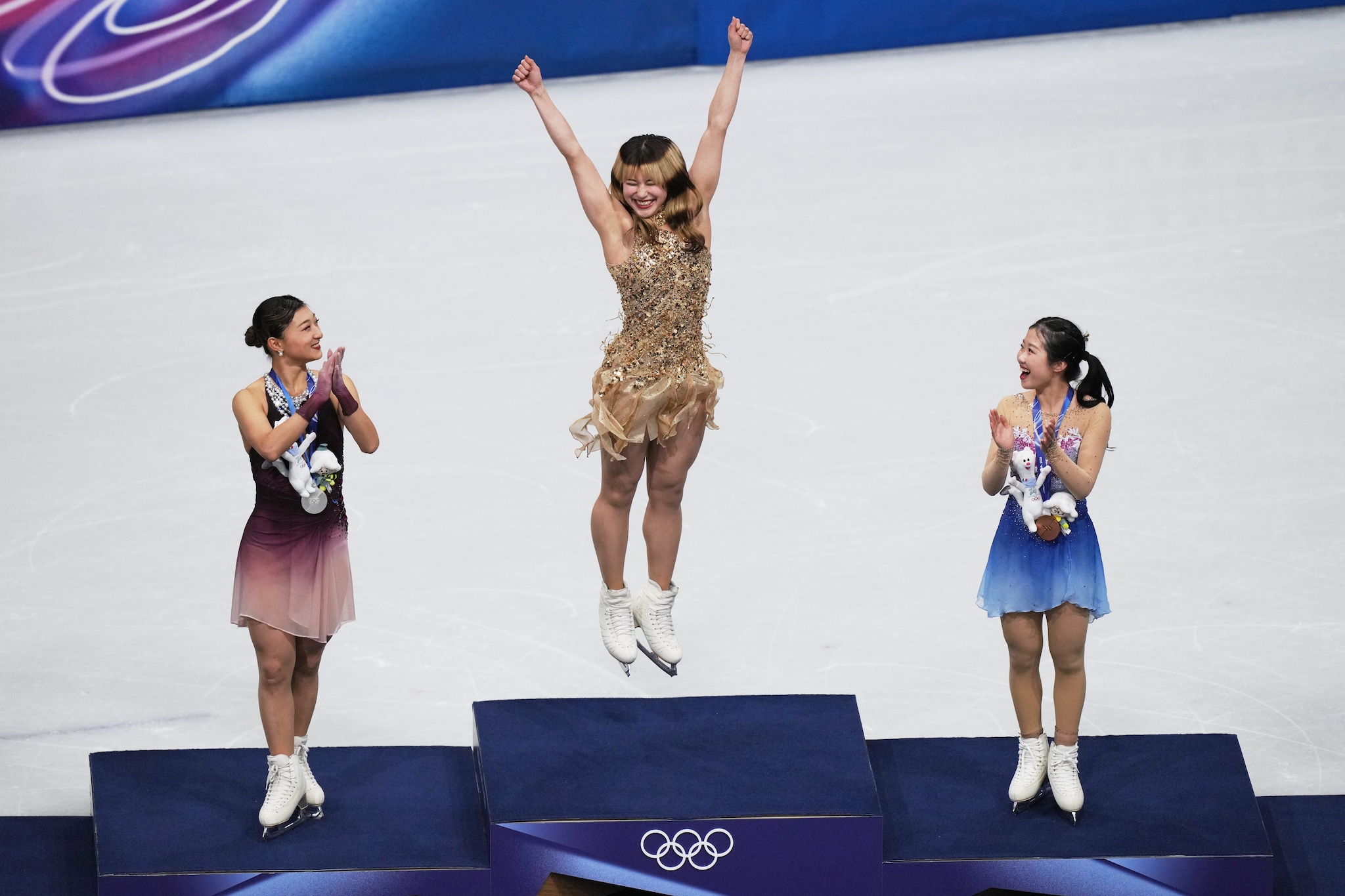 Alysa Liu festeggia sul podio dopo aver vinto l’oro