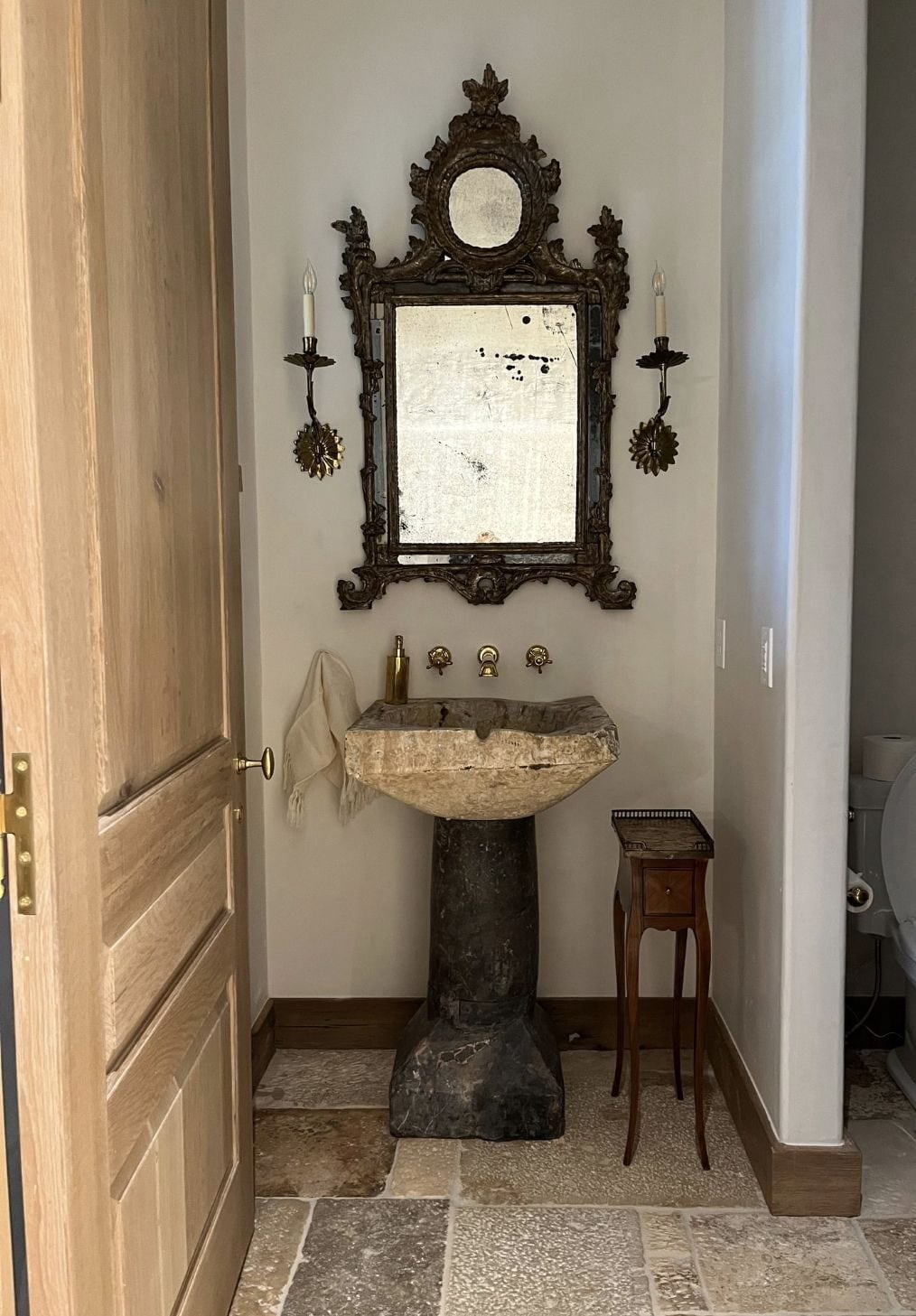 Un esempio di un bagno arredato in stile modern medieval , con uno specchio con una grande cornice