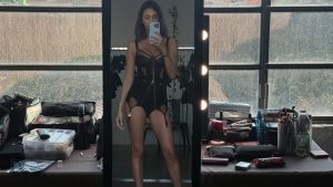 Belen Rodriguez si prepara a Sanremo in baby-doll e reggicalze: è lei la diva nel video di Ossessione