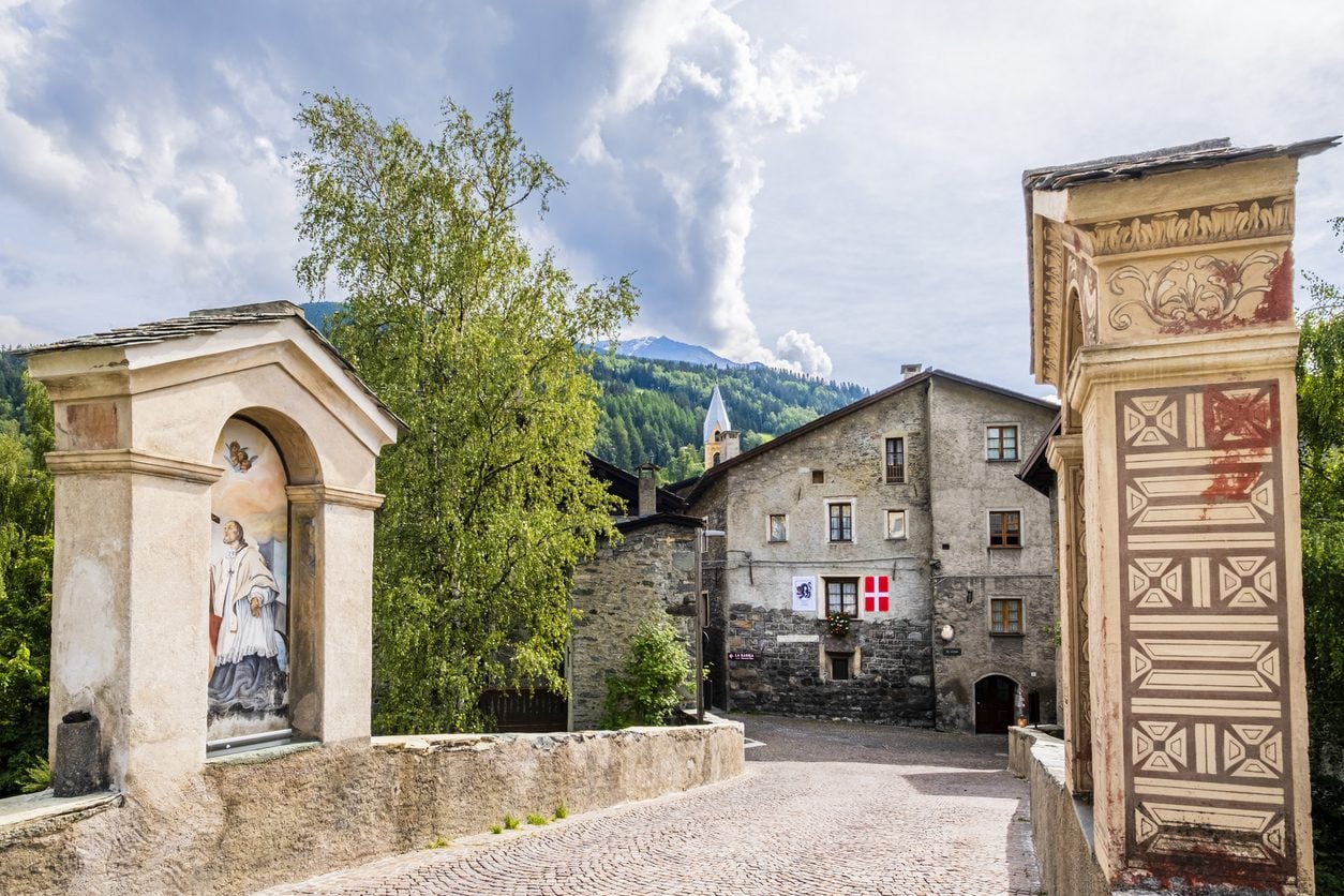 Bormio, il Ponte di Combo con alcuni degli edifici storici