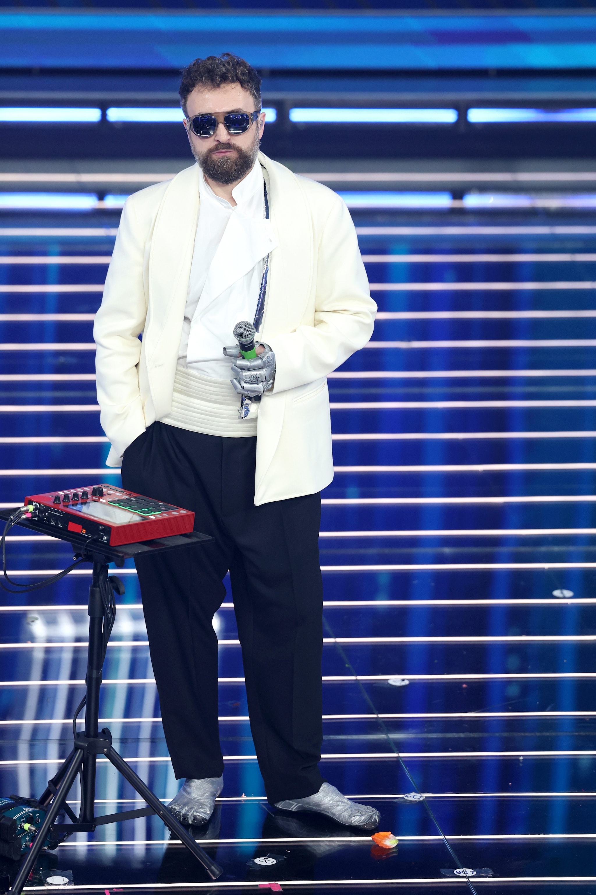 Dargen D’Amico in Mordecai con scarpe Vibram e occhiali Retrosuperfuture