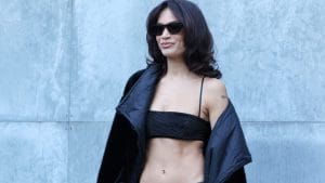 Elodie alle sfilate di Milano con maxi cappotto e pancia nuda