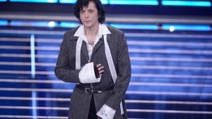 Ermal Meta torna sul palco di Sanremo: mostra un nuovo nome cucito sulla manica della camicia