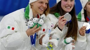 Addio Labubu, i charm peluche delle Olimpiadi sono la nuova mania: quanto costano e il loro significato