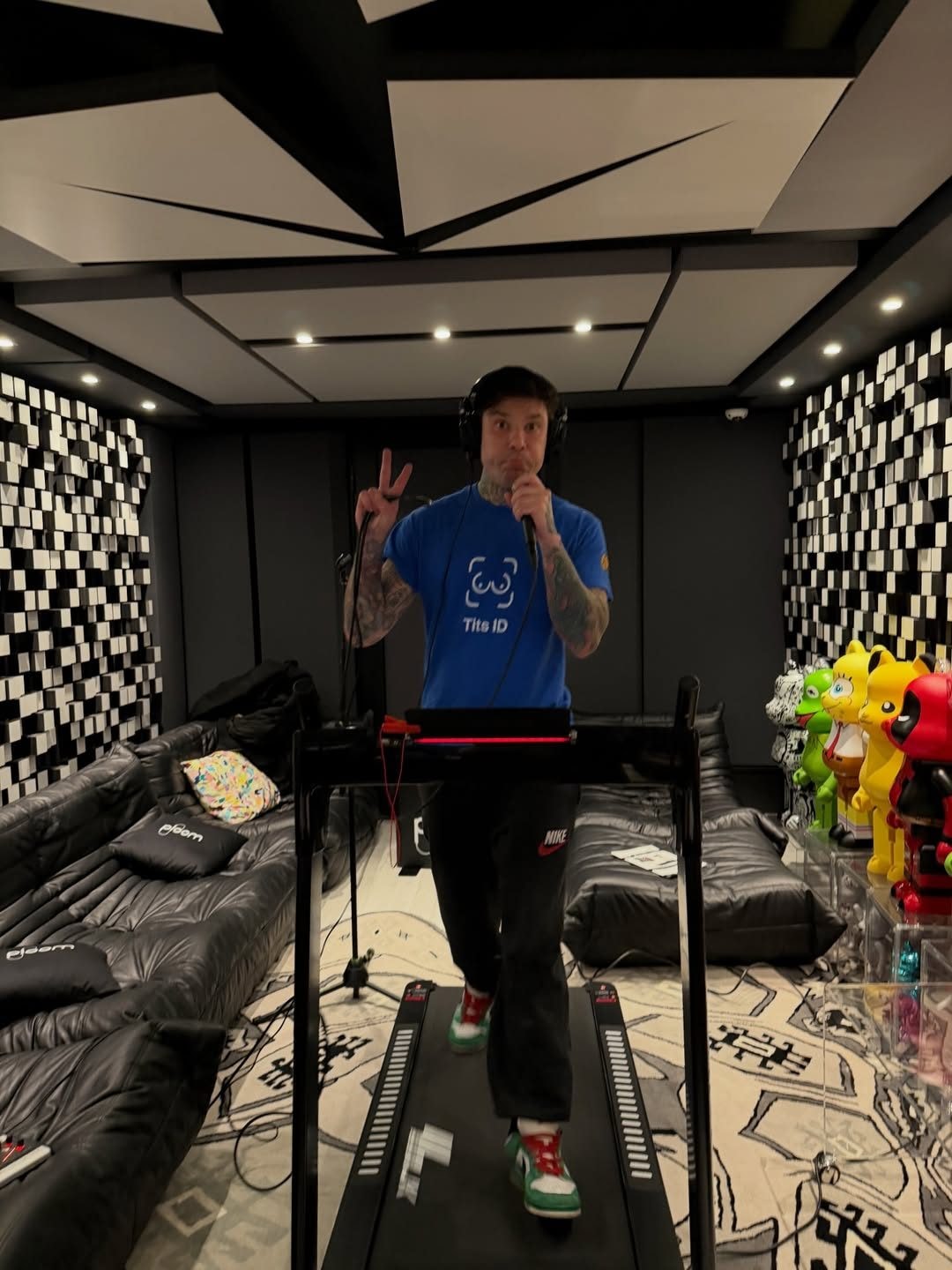 Fedez mentre si allena e si prepara per Sanremo