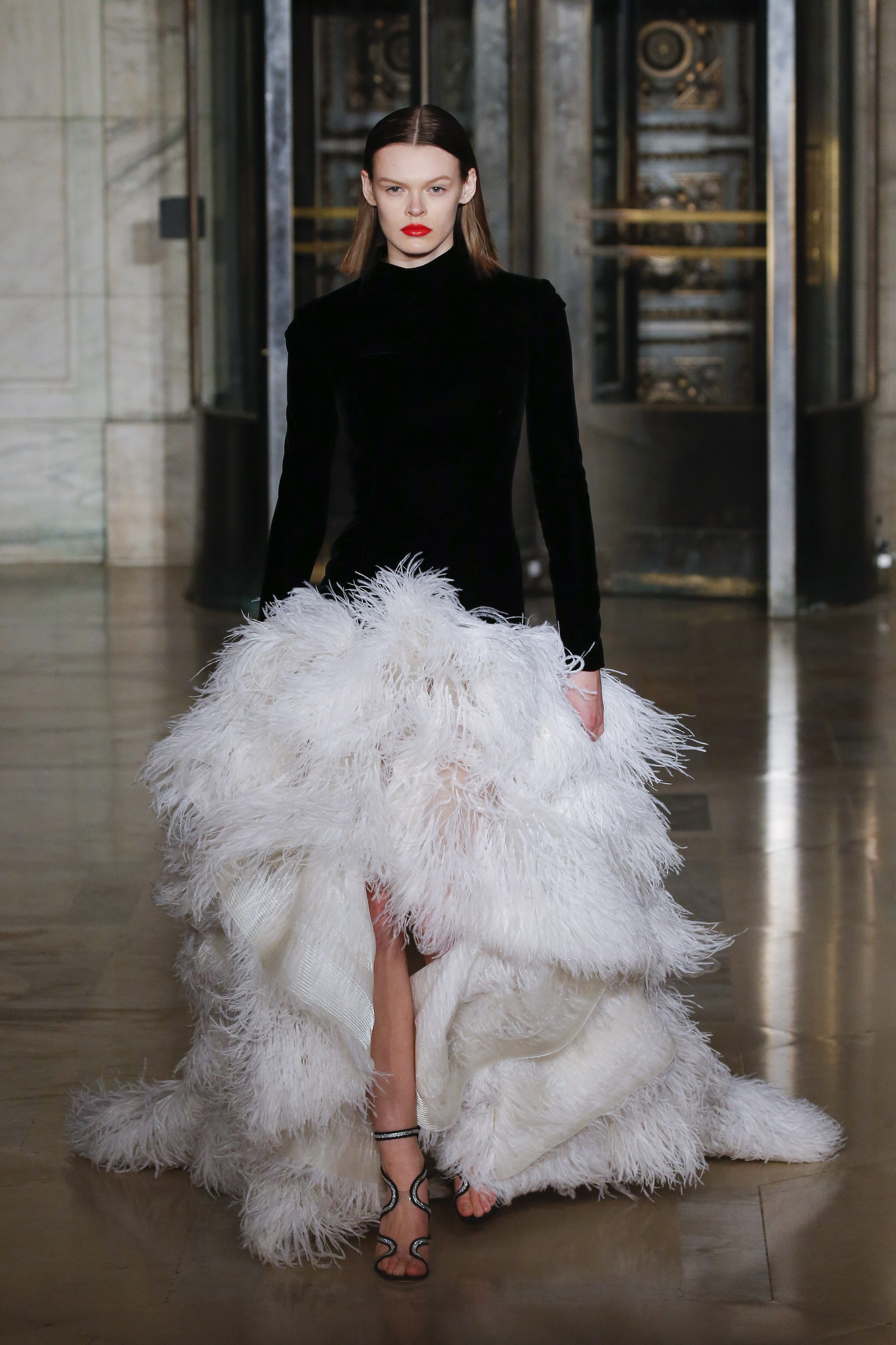 Il modello di Oscar de la Renta sulla passerella Fall/Winter 2020–2021