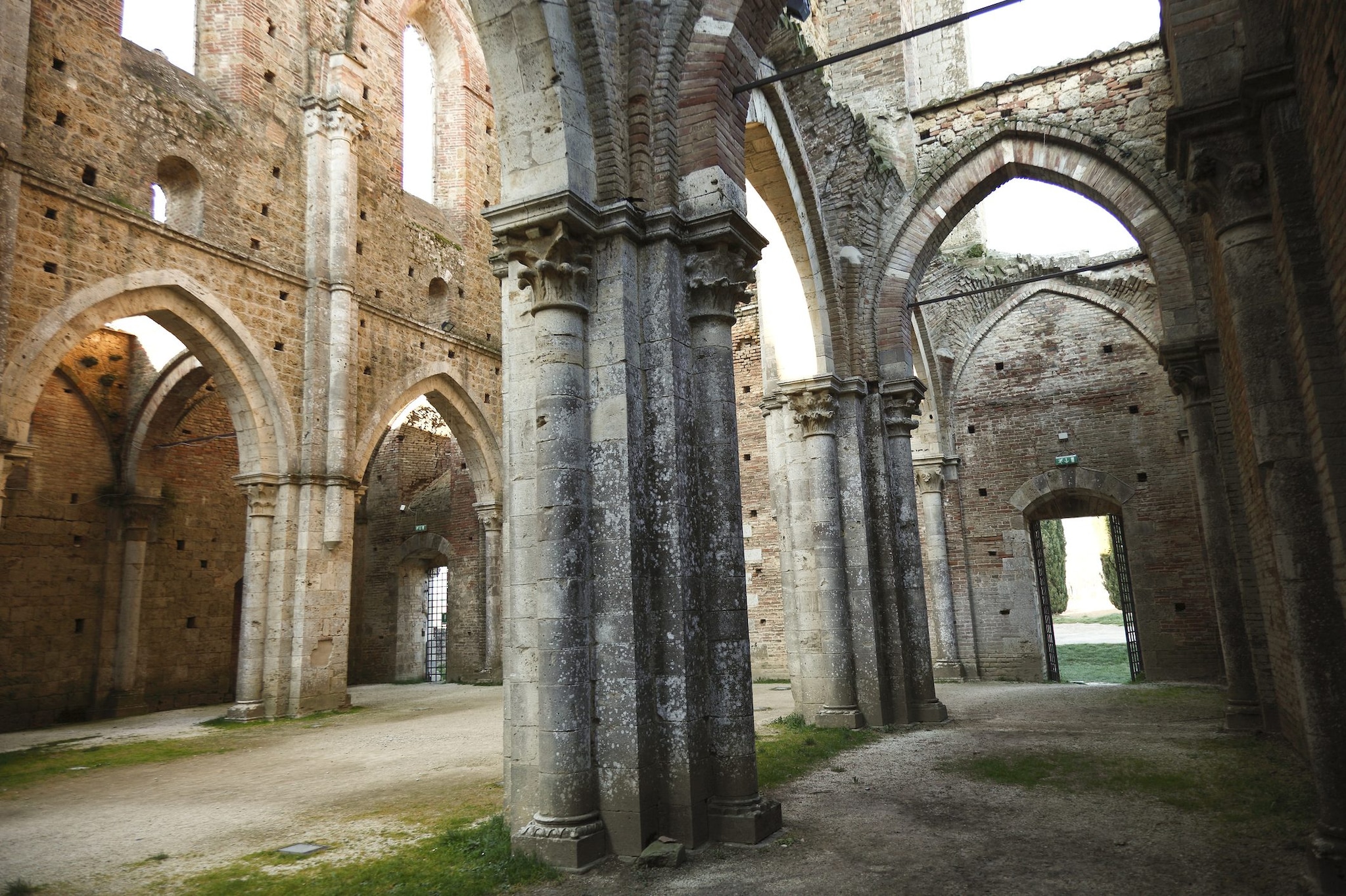 Gli interni dell’Abbazia di San Galgano