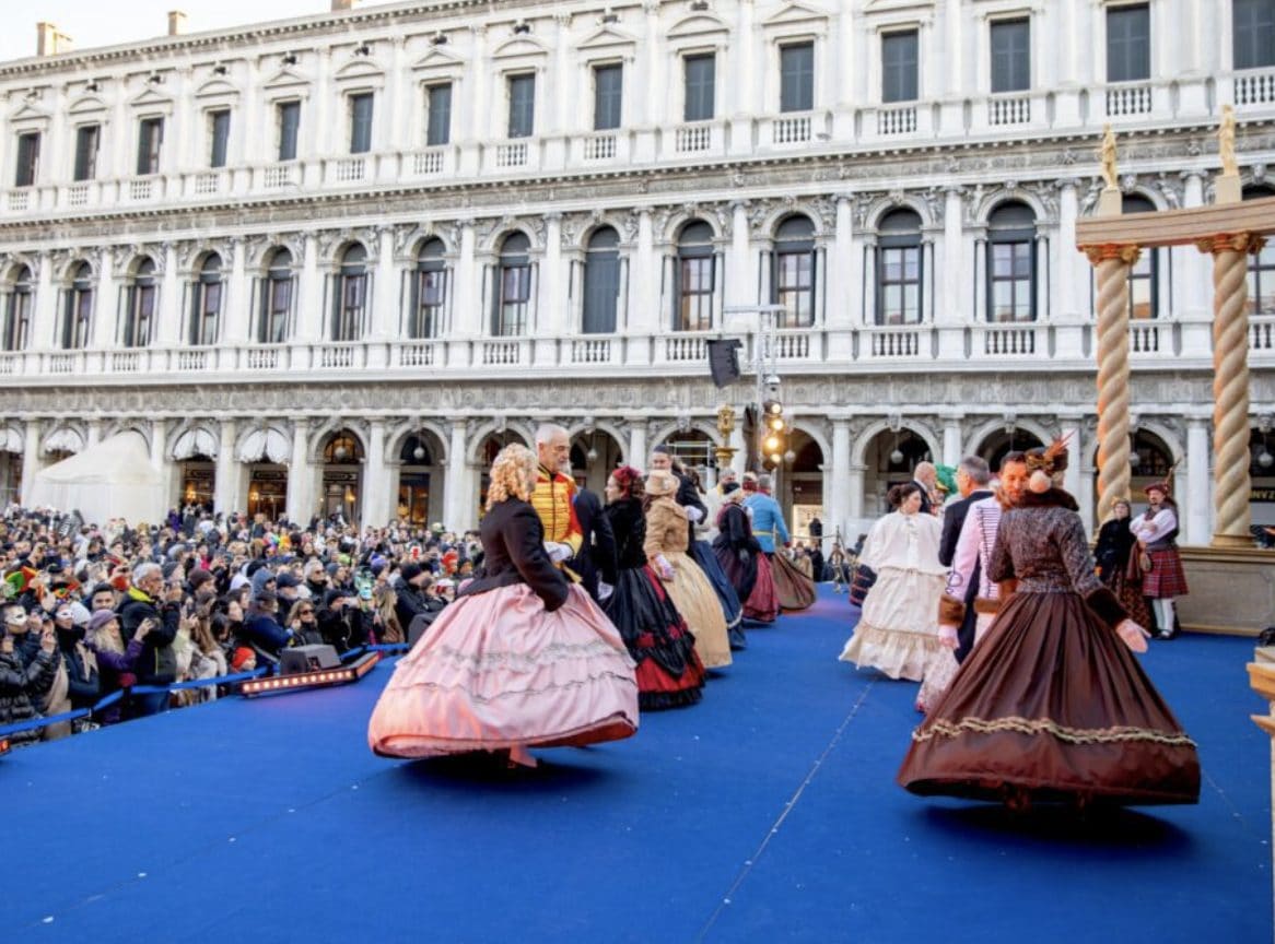 I costumi e i ballerini de Il Gran Ballo a tema Bridgerton, foto del comune di Venezia