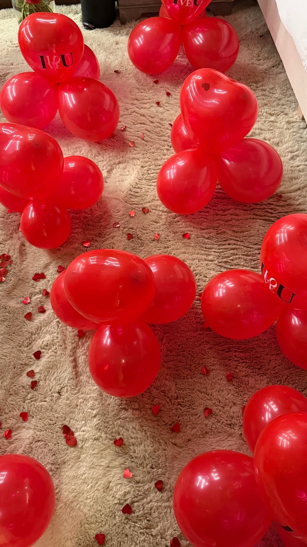 I palloncini rossi a forma di cuore di Elettra Lamborghini