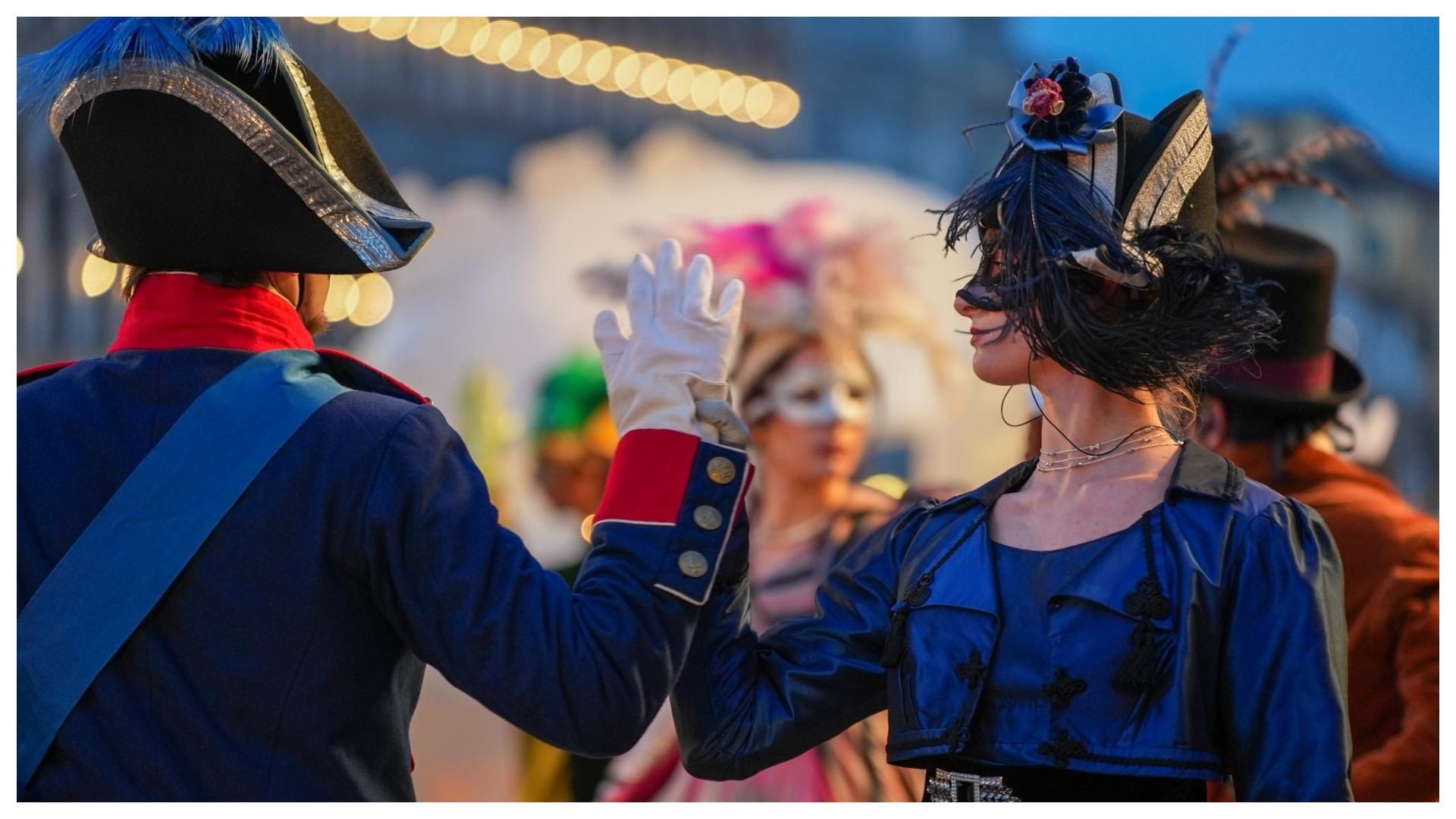 Il Gran Ballo a tema Bridgerton apre le danze al Carnevale di Venezia e incanta Piazza San Marco