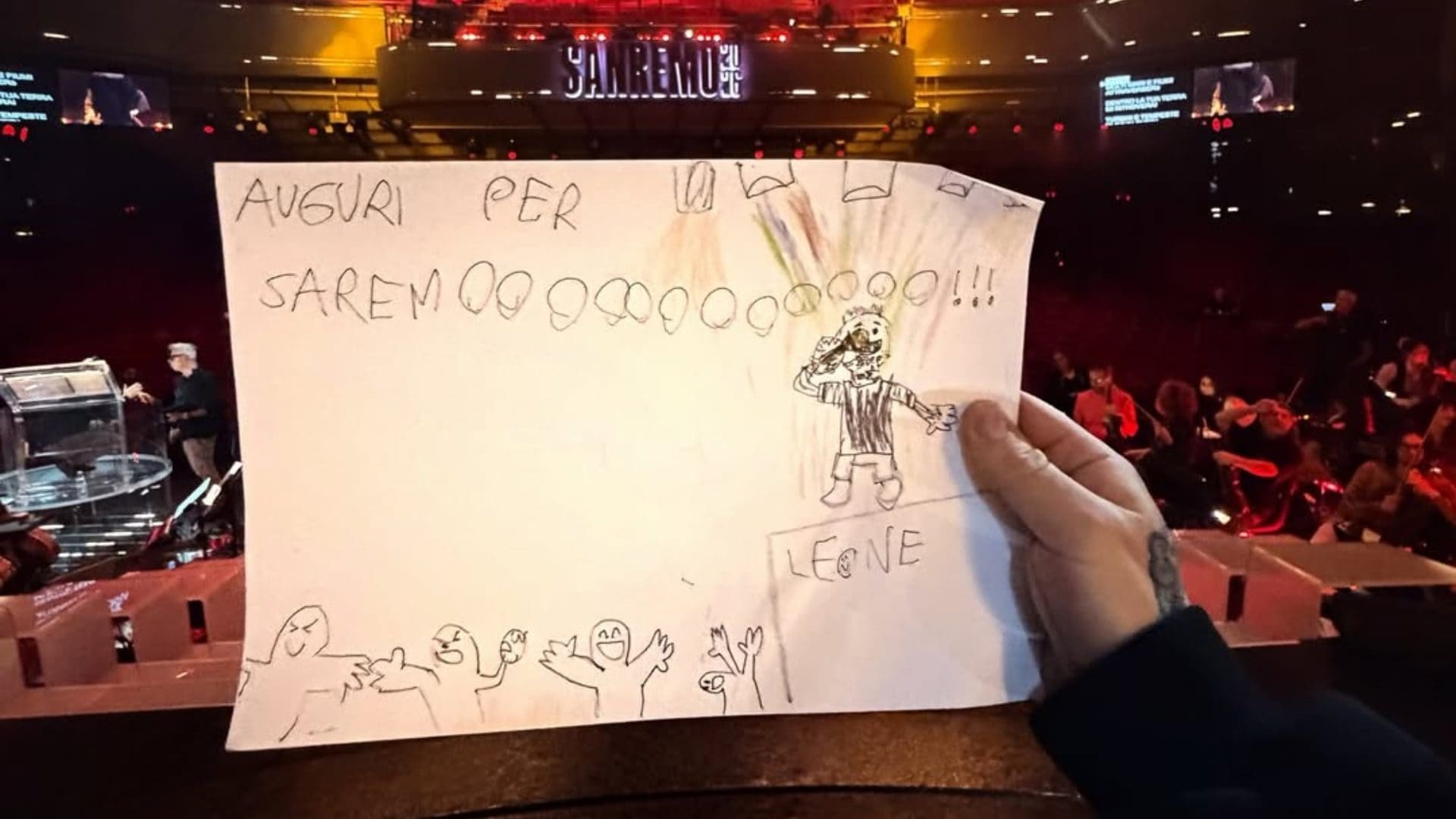 Il portafortuna di Fedez a Sanremo 2026: i disegni di Leone e Vittoria per fare in bocca al lupo al papà