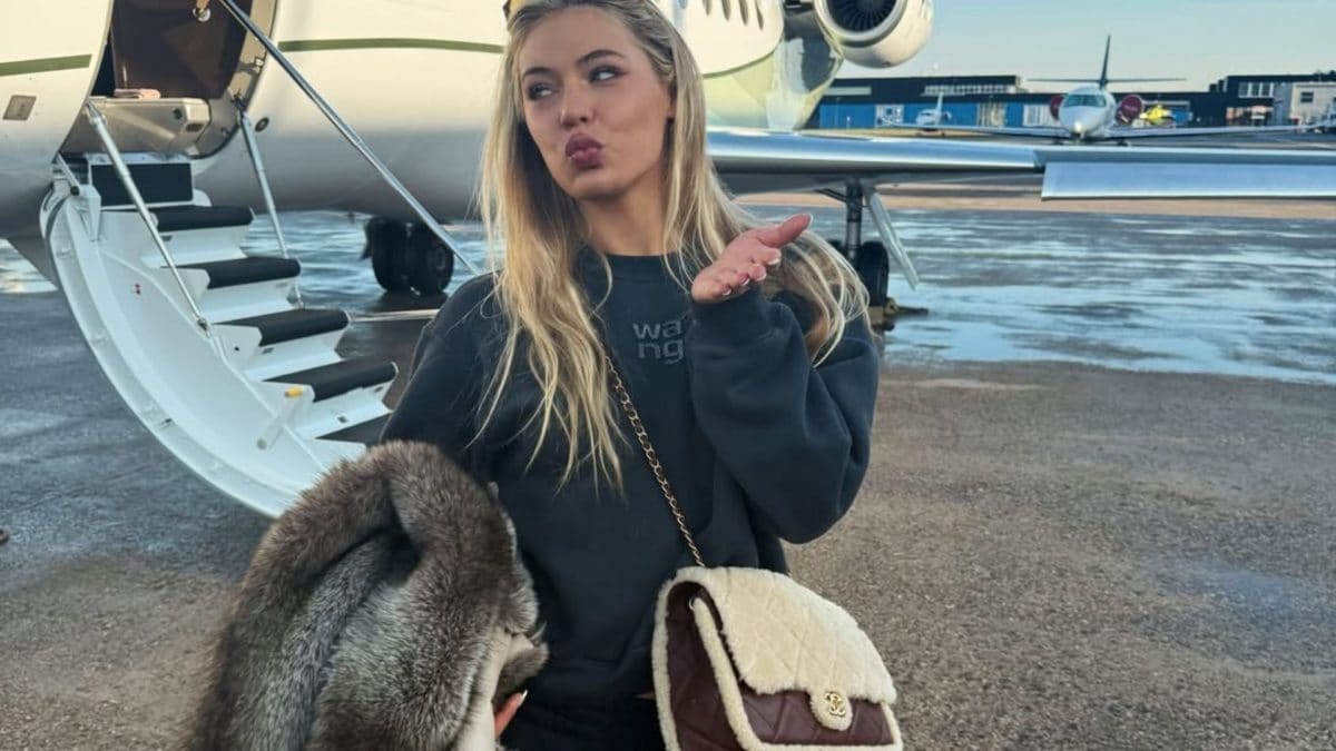 Jutta Leerdam con una borsa Chanel Classique in pelliccia sintetica