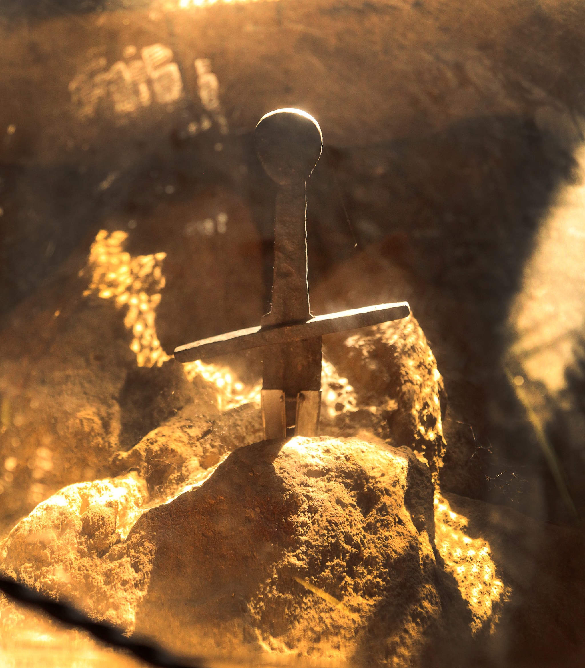 La spada di San Galgano illuminata dal sole