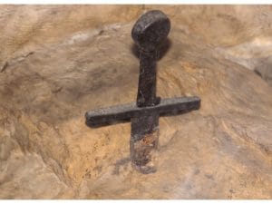La spada nella roccia esiste davvero e si trova in Italia, la vera storia del luogo di culto