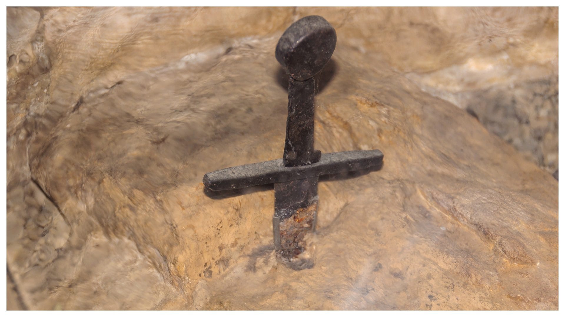 La spada nella roccia esiste davvero e si trova in Italia, la vera storia del luogo di culto