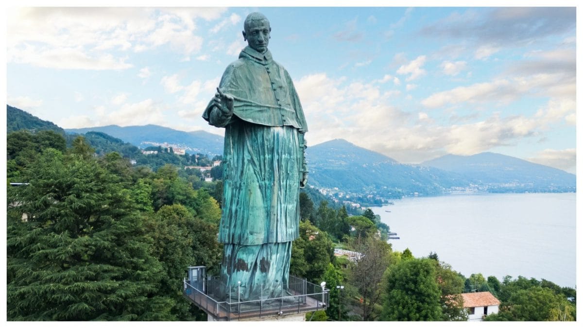 La statua di San Carlo Borromeo