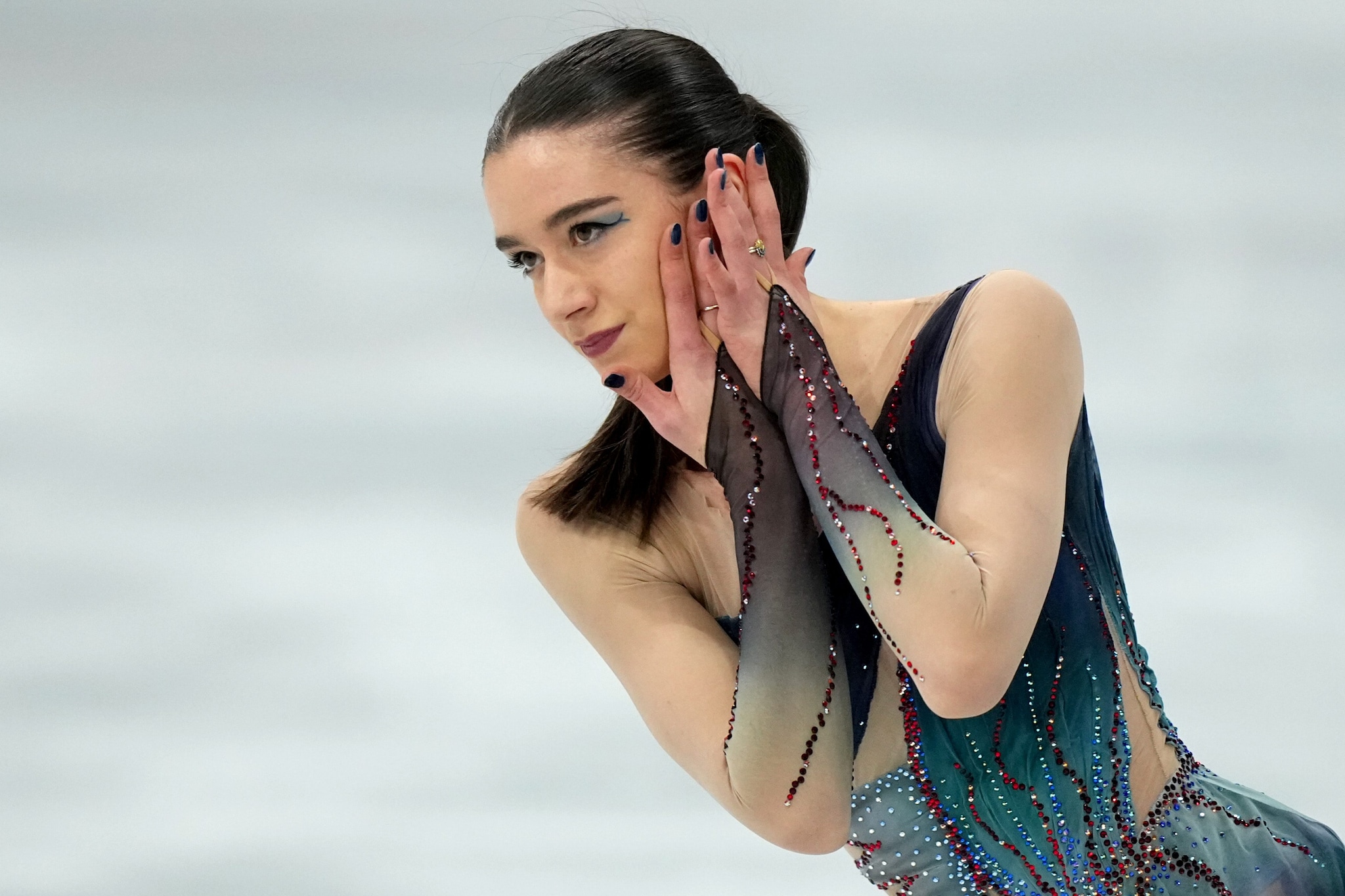 Lara Naki Gutmann indossa il costume da squalo