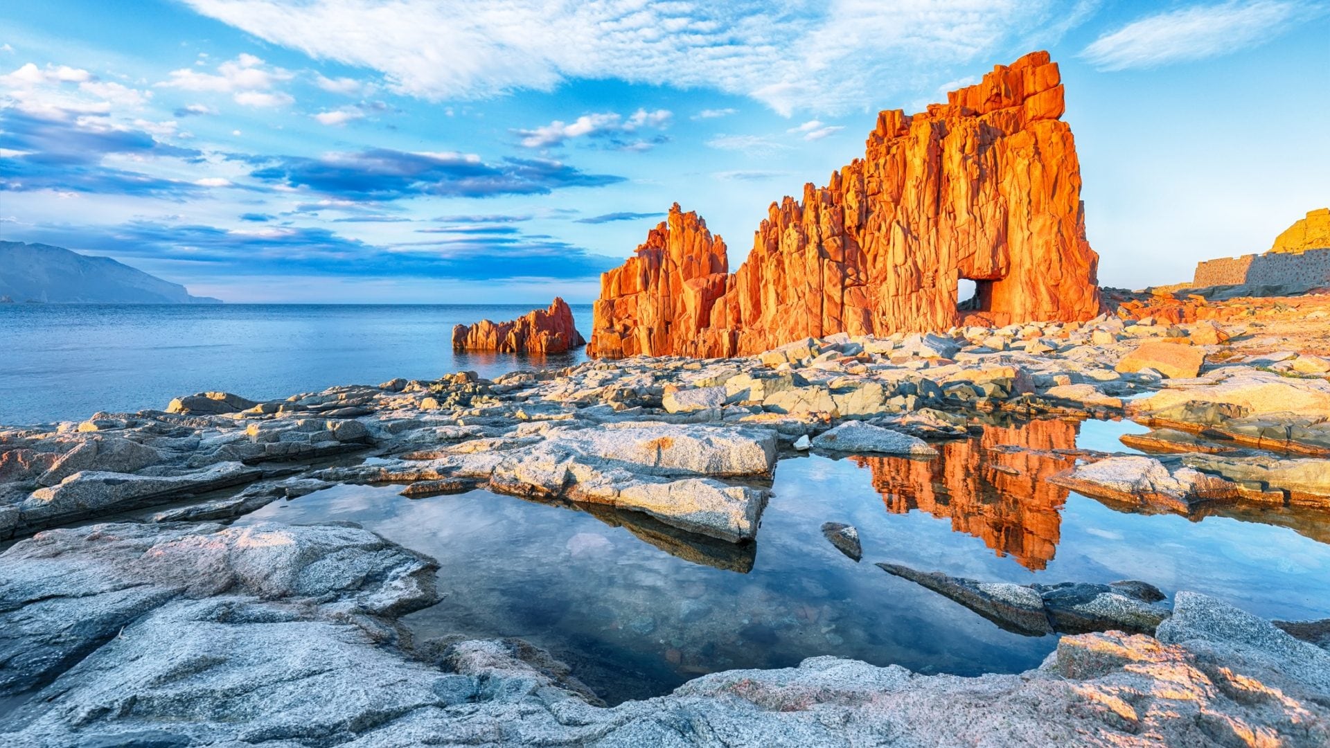 La cattedrale del mare, dove si trova il canyon italiano con rocce rosse a picco sull'acqua