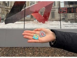 Dove trovare e quanto costano le spille di Milano-Cortina 2026 che stanno spopolando sui social