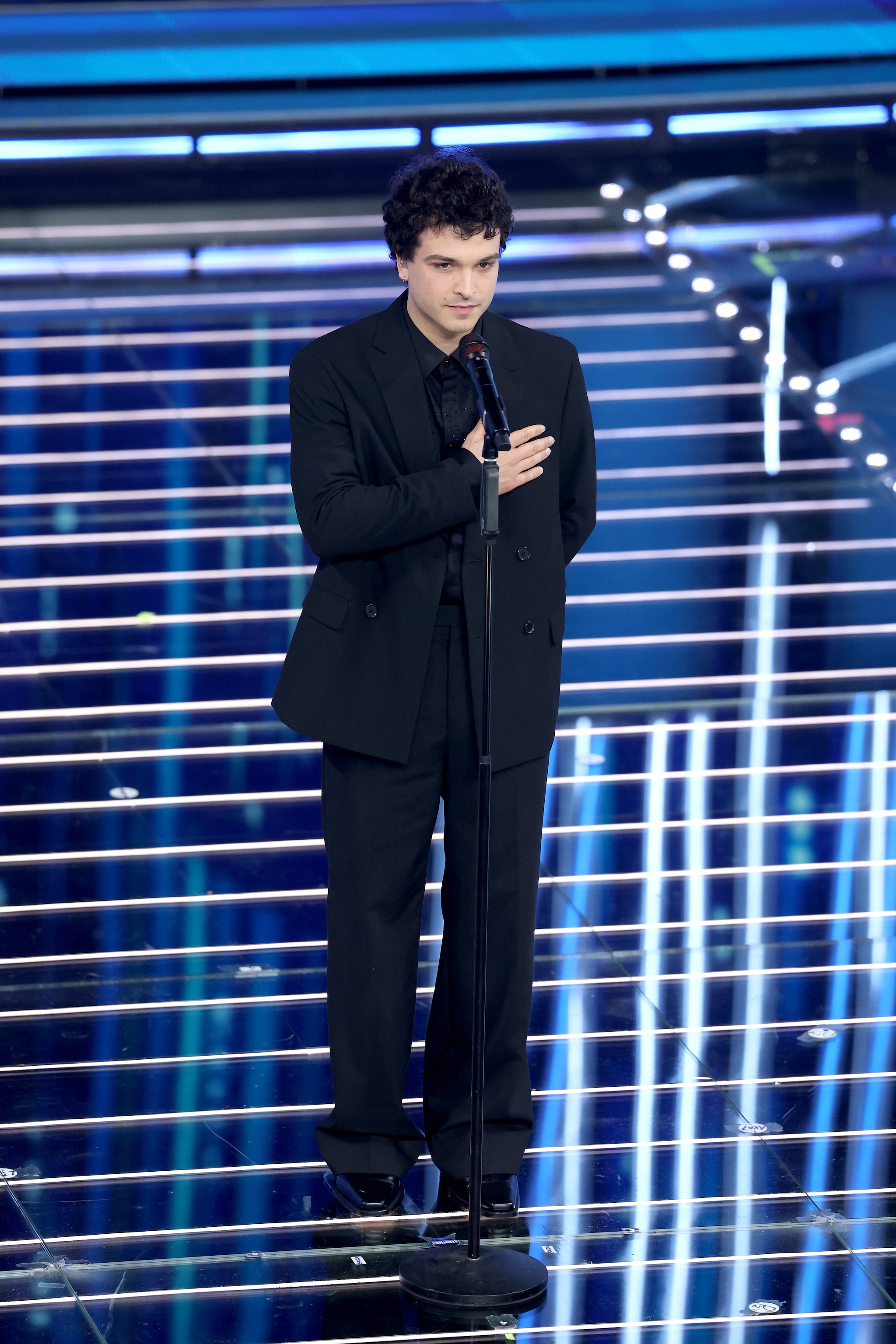 Leo Gassmann in A/X Armani Exchange con stivali Jimmy Choo e gioielli Atelier VM