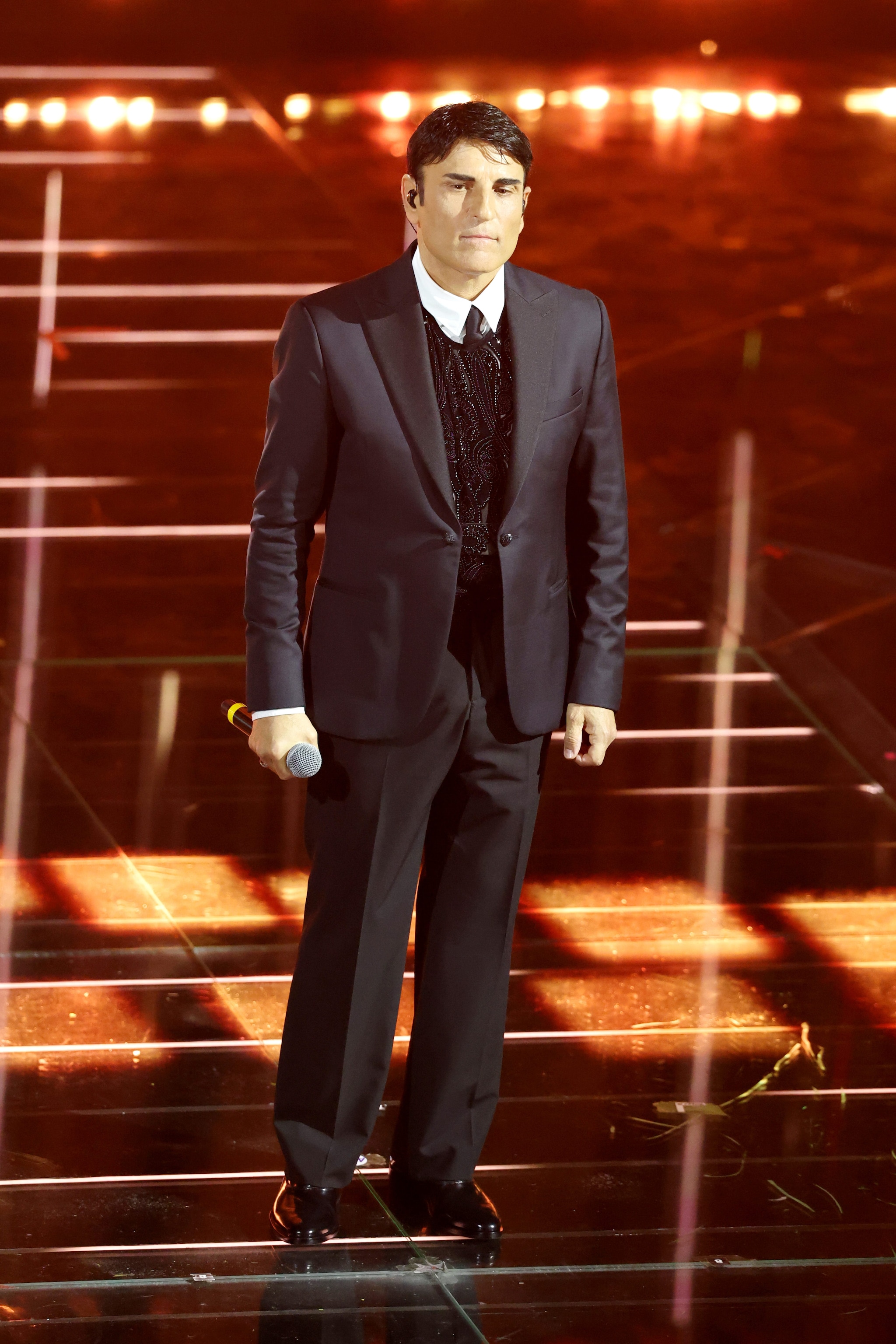 Sal Da Vinci in Emanuel Ungaro con gioielli del sole