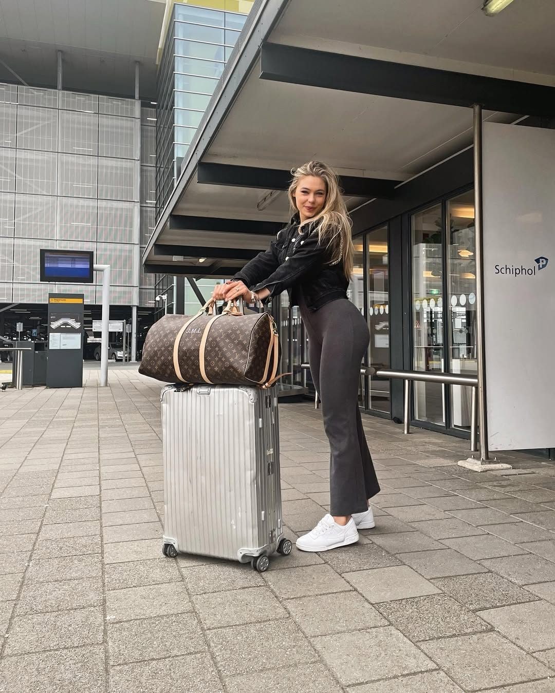 Jutta Leerdam con una Louis Vuitton Keepall Bandoulière 50