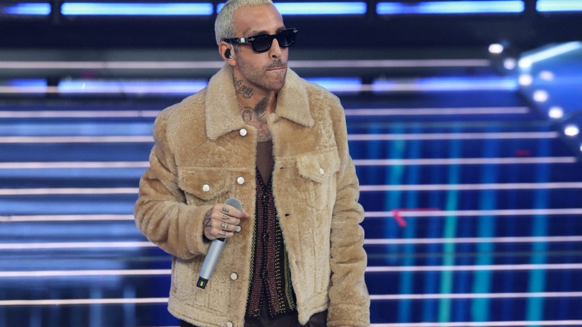 Luchè con la giacca Louis Vuitton durante la terza serata del Festival di Sanremo