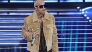 Luchè a Sanremo dice addio ai loghi in vista e indossa la giacca teddy da quasi 10mila euro