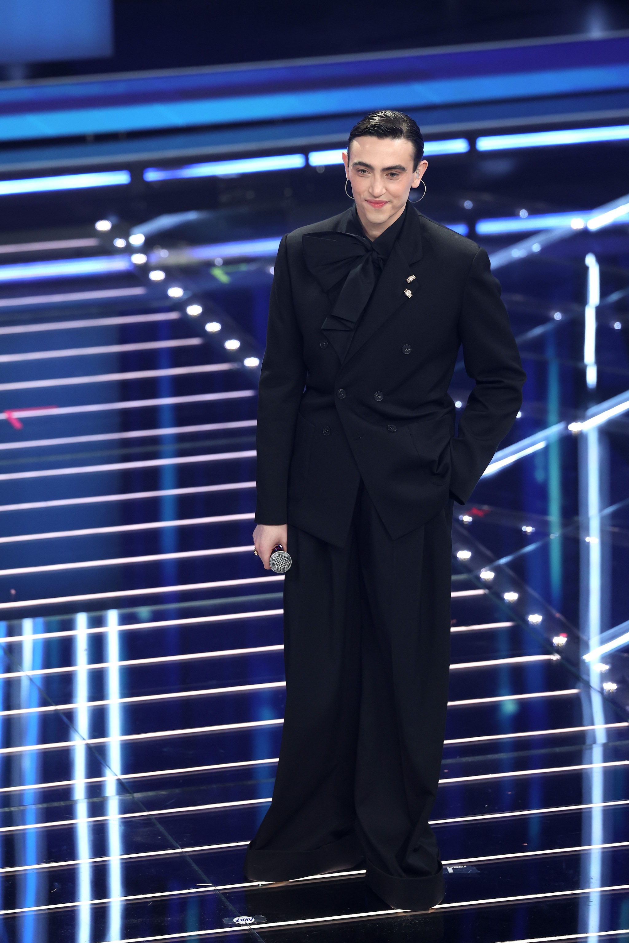 Michele Bravi in Antonio Marras con gioielli Crivelli